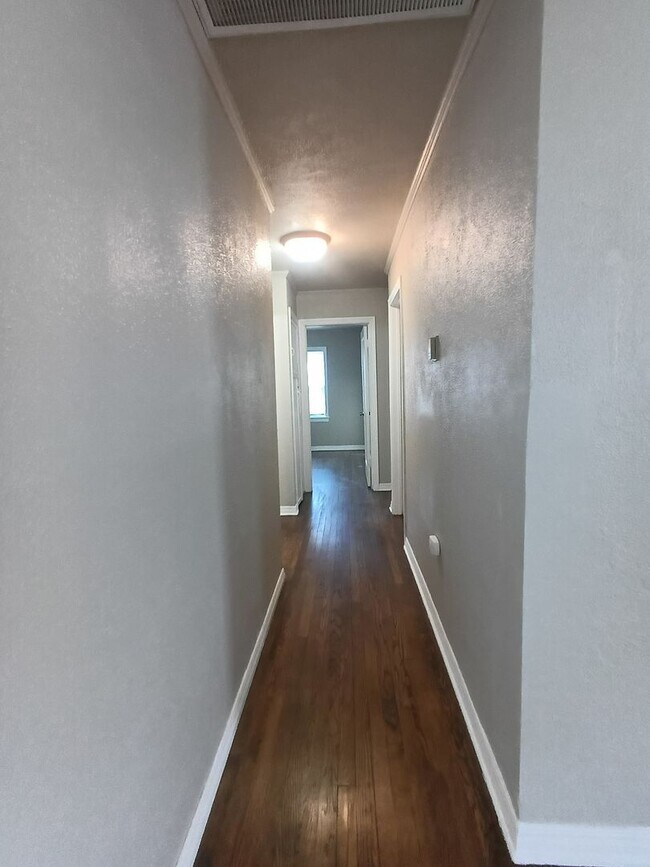 Building Photo - Lots of Space!