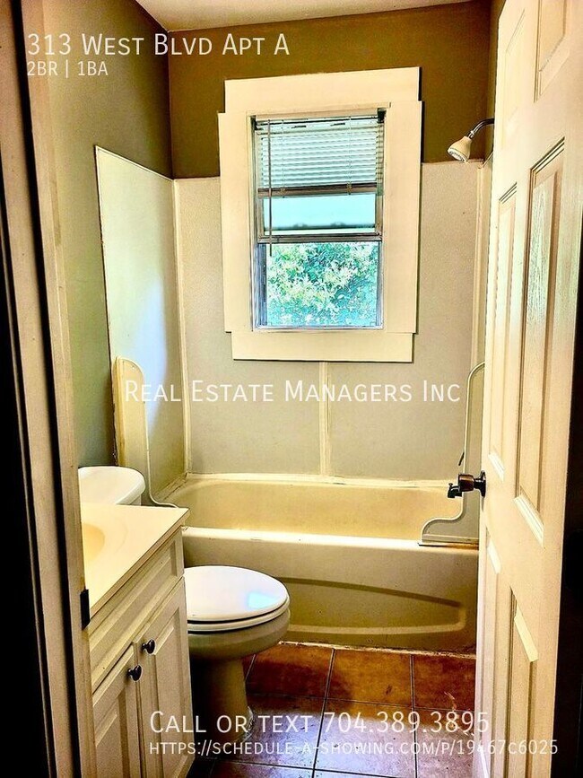 Building Photo - 2 Bedroom 1 Bathroom unit with balcony