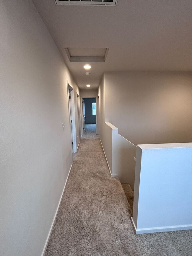 Building Photo - MOVE-IN SPECIAL!