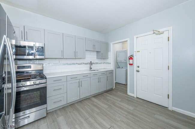 Building Photo - 65 Grove St