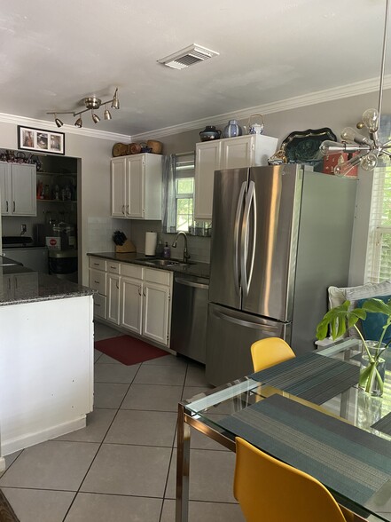 A spacious, bright & open-concept galley, gourmet kitchen, fully equipped with S/S appliances - 1804 Holly St