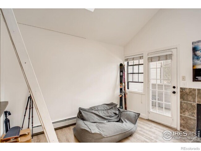 Building Photo - "Chic Urban Retreat: Cozy 1-Bed Condo in t...