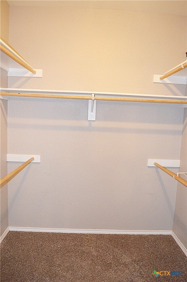 Building Photo - 423 Reservation Dr