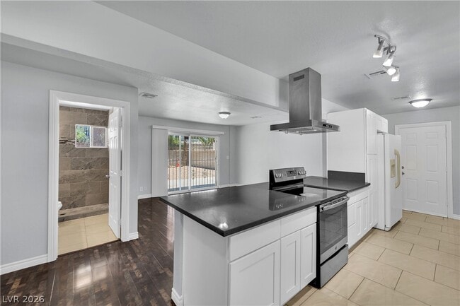 Building Photo - 2221 Santa Clara Dr