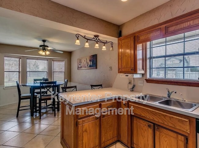 Building Photo - 8301 Azurewood Dr