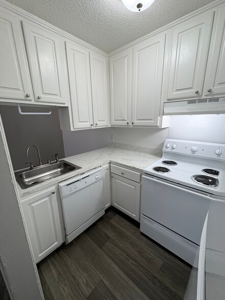 Building Photo - 1005 Hickory Hill Ln