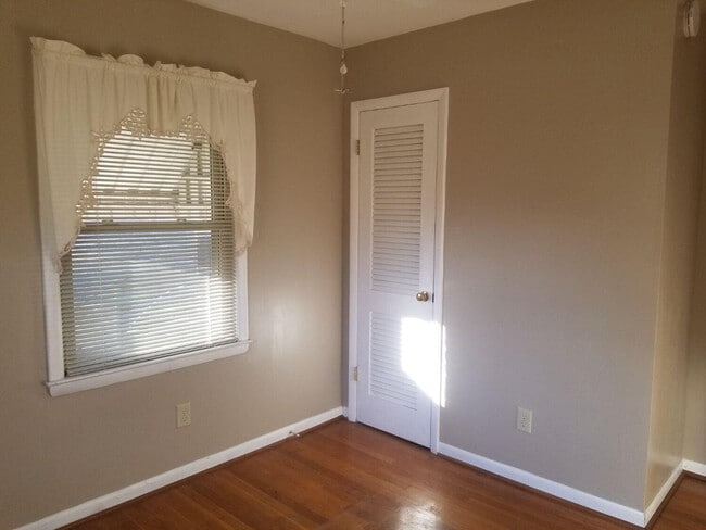 Building Photo - 2137 Oleander Dr