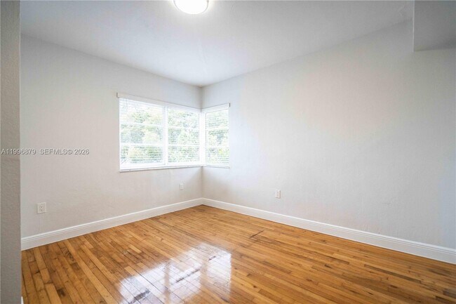 Building Photo - 1007 Bay Dr