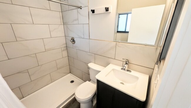 Building Photo - Annual fully remodeled unfurnished spacious 3/2 duplex in Bradenton.