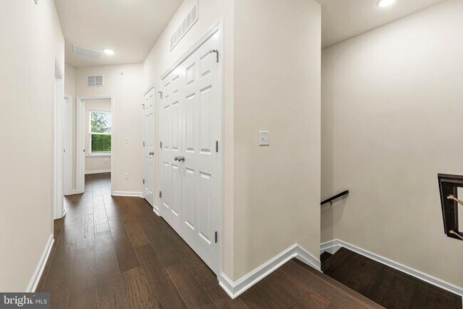 Building Photo - 105 Vaughn Dr