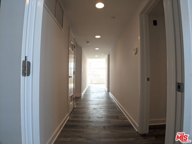 Building Photo - 5143 White Oak Ave