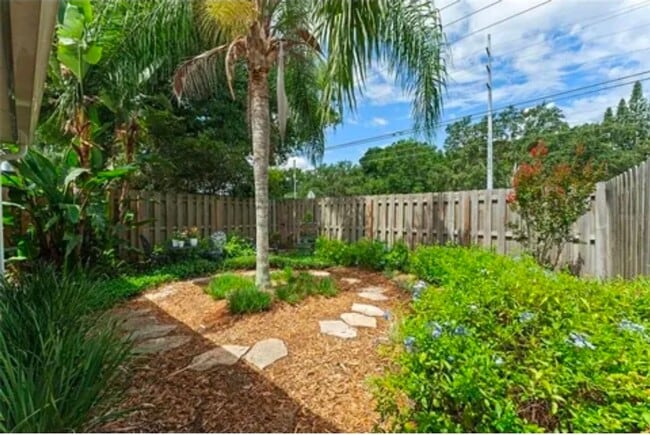 Building Photo - GORGEOUS 2 BEDROOM / 2 BATH VILLA (WINTER ...