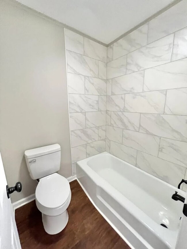 STANDARD BATHROOM - 3412 Camellia Cir