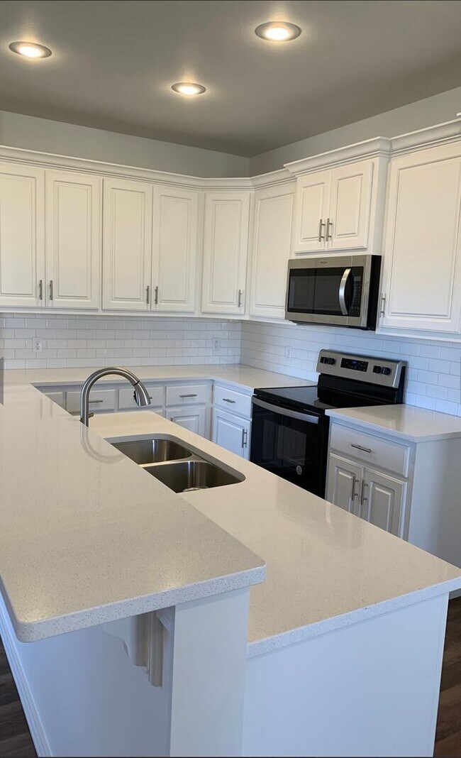 Building Photo - Brand new open concept quartz countertops