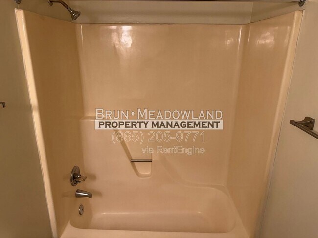 Building Photo - 1921 Meadowland Ln