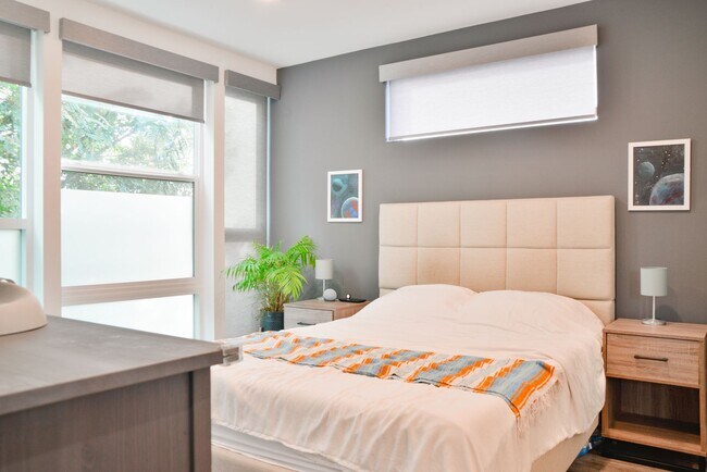 Building Photo - Modern 3 bed/ 2.5 bath townhome in Ballard!