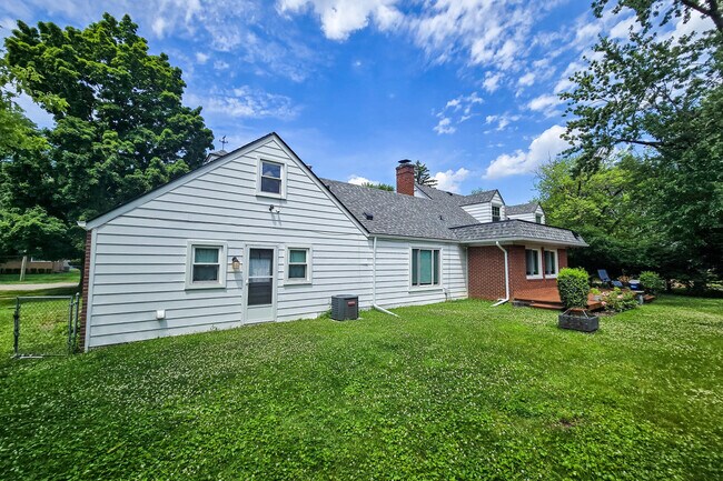 Building Photo - 26095 Dow St