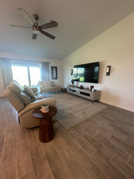 Building Photo - 1614 NE 2nd Pl