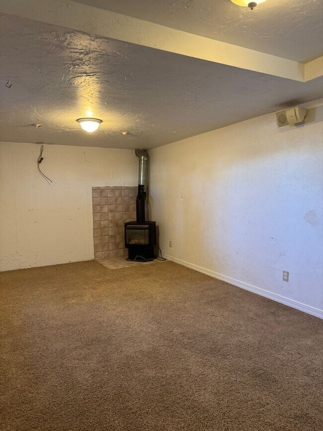 Building Photo - 660 Thistle Dr