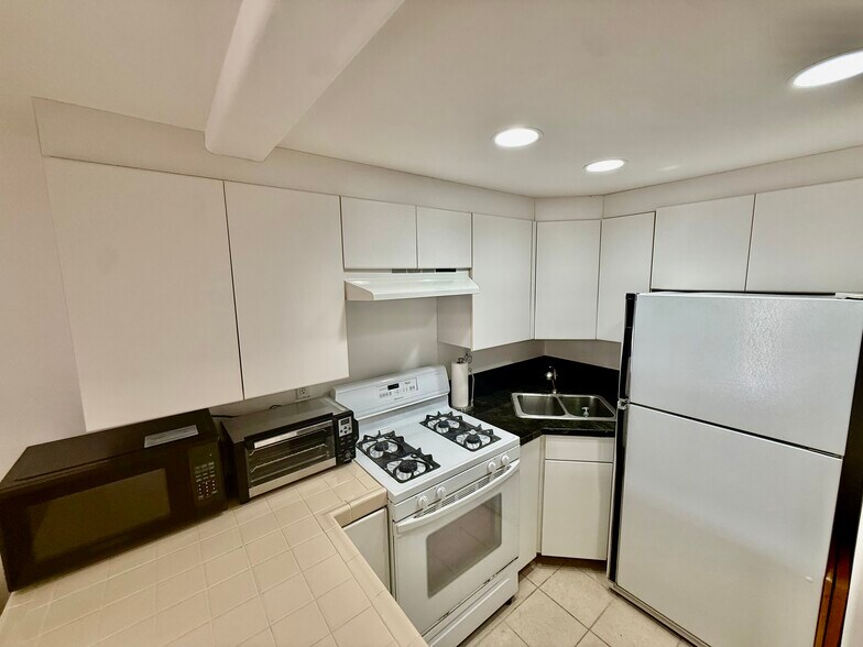 Building Photo - 328 Lakeshore Dr