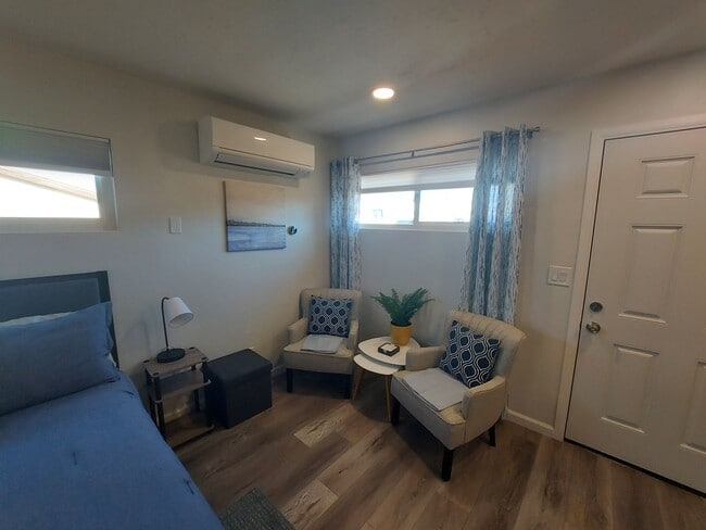 Building Photo - Adorable Studio ~ All utilities included!!