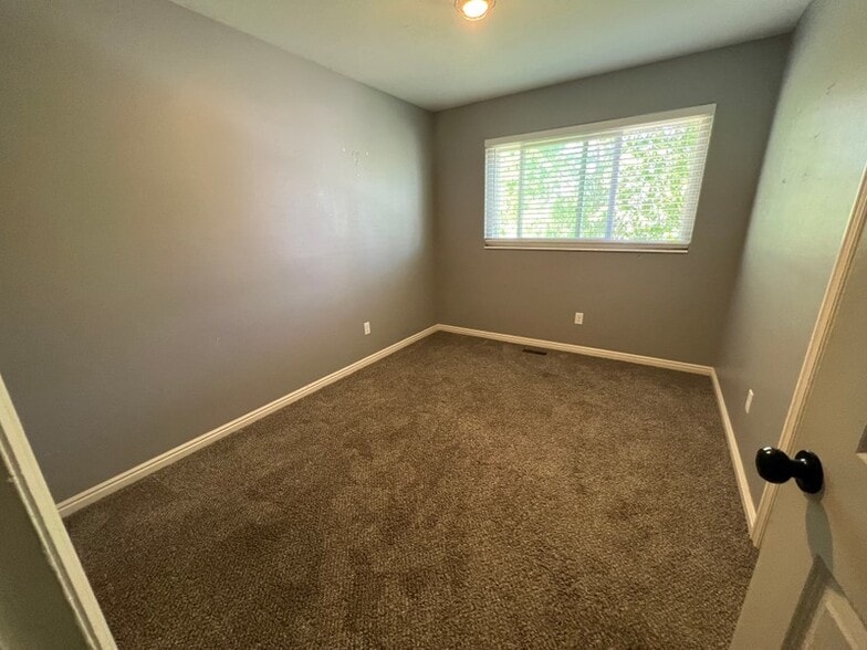 Building Photo - 1637 W Springwater Dr