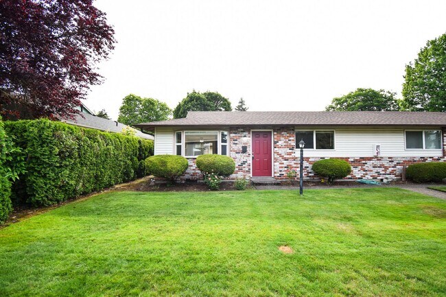 Building Photo - Bright and Spacious 2 Bed 1 Bath APT in NE...