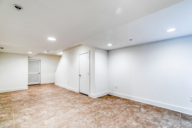 Building Photo - Northern Liberties Townhome with Parking