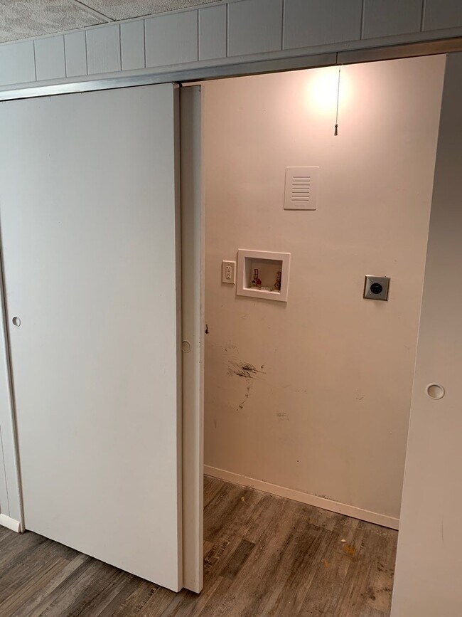 Washer & dryer hook ups - 3943 Wright Ave