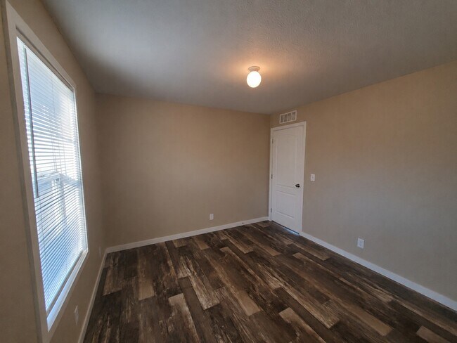 Building Photo - 15 Starling Hill Dr