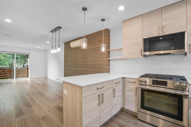 Building Photo - Modern Beacon Hill Townhouse Available for Rent!