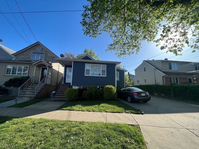 Building Photo - 260 Maple Ave