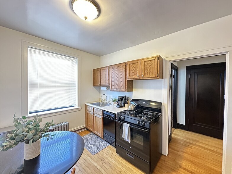 Building Photo - 1911 W Larchmont Ave