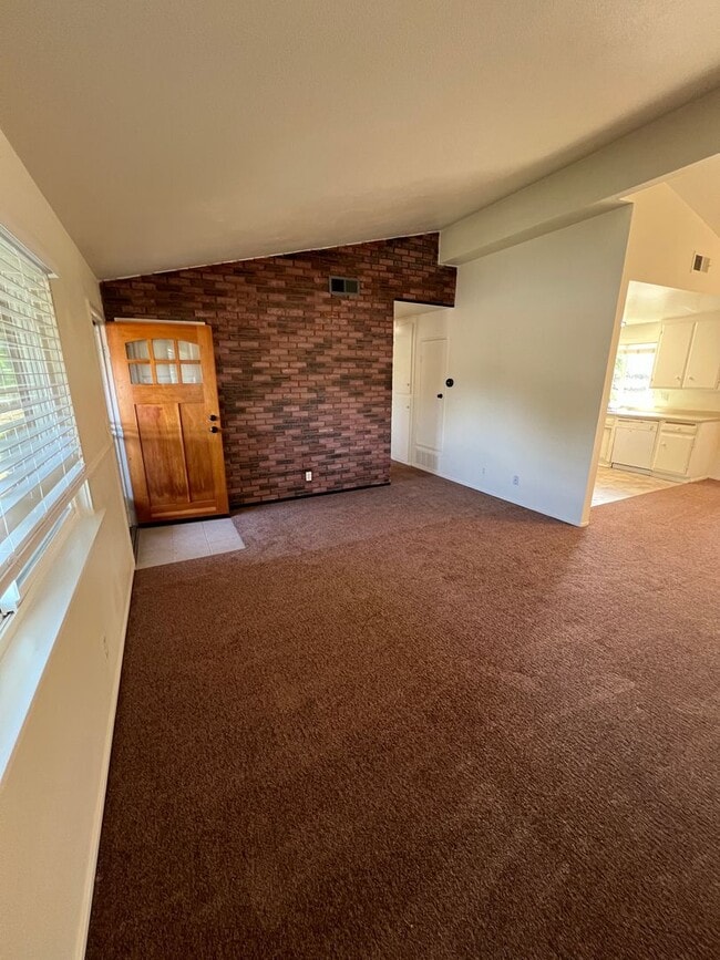 Building Photo - FOR RENT 3+1 IN SIMI VALLEY