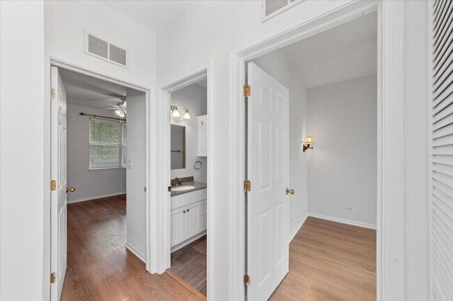 Building Photo - 2 bedroom in Chicago IL 60610