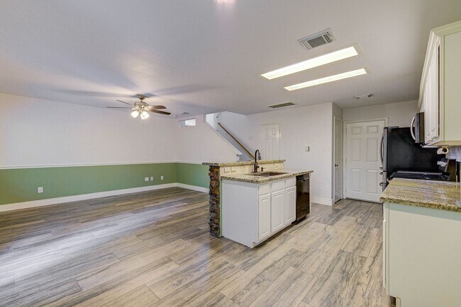 Building Photo - Stylish Woodlands Home Steps from H-E-B & ...
