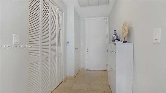 Building Photo - 801 Brickell Key Blvd