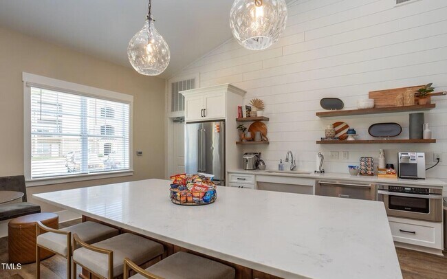 Building Photo - 170 Grove Cir