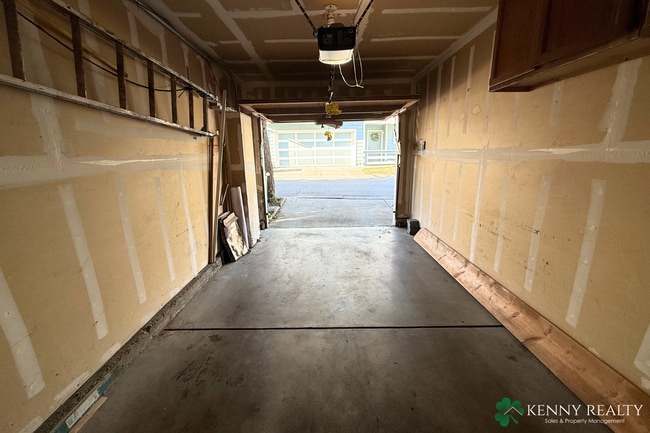 Building Photo - Bright 2 Bedroom, 1.5 Bathroom Home with O...