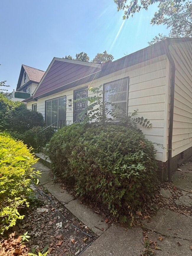 Building Photo - Charming 3 beds 1 bath in Cleveland! Pet f...