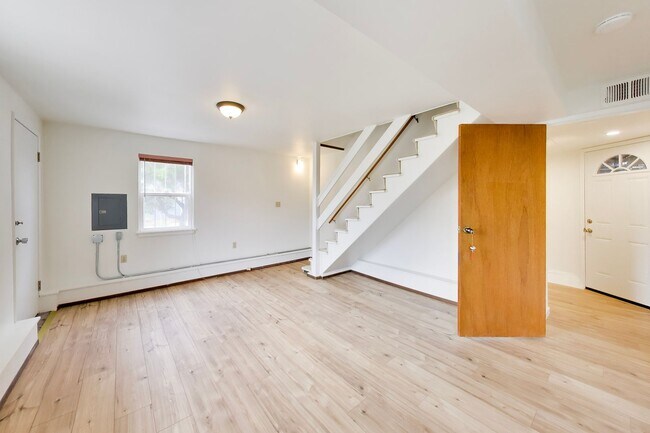 Building Photo - Bright Corner Home with Family Room, Yard & Laundry in Prime Sunset Location!