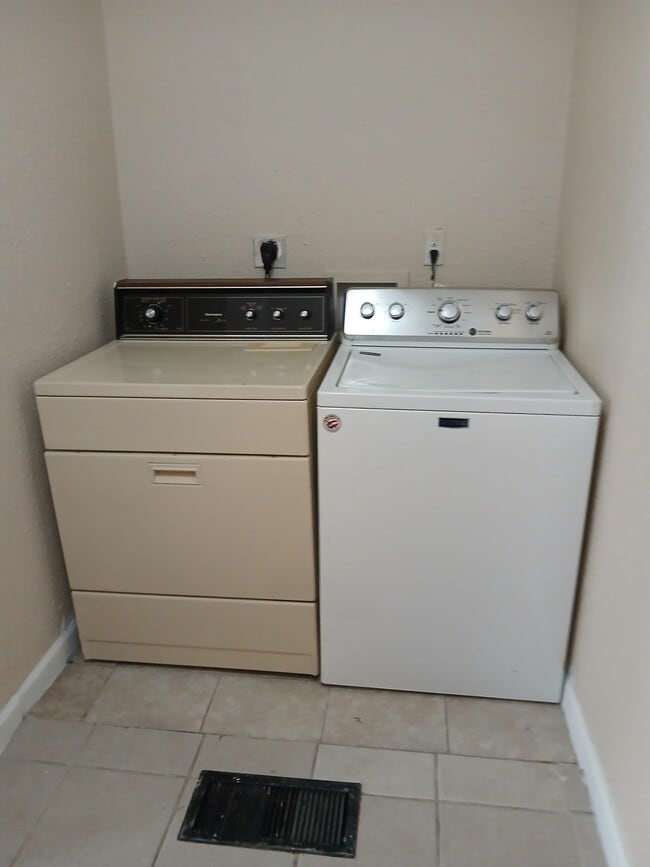 Building Photo - 711 S Poplar St