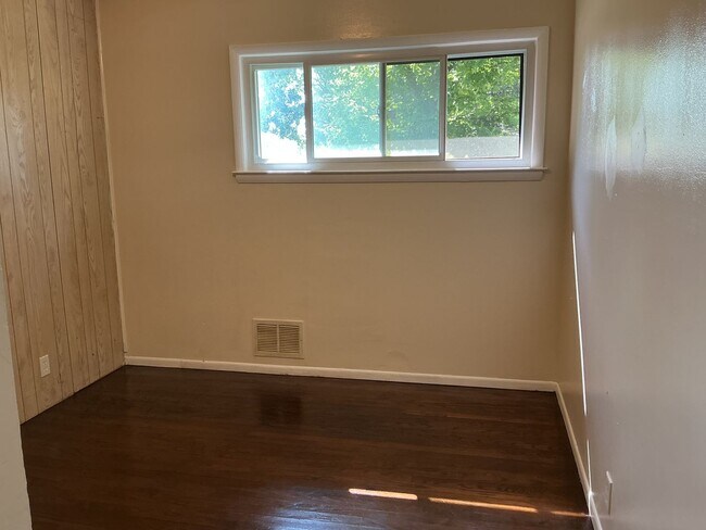 Building Photo - 3BR 1BA Single Family