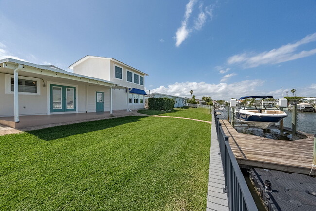 Building Photo - Gorgeous deep water canal front home