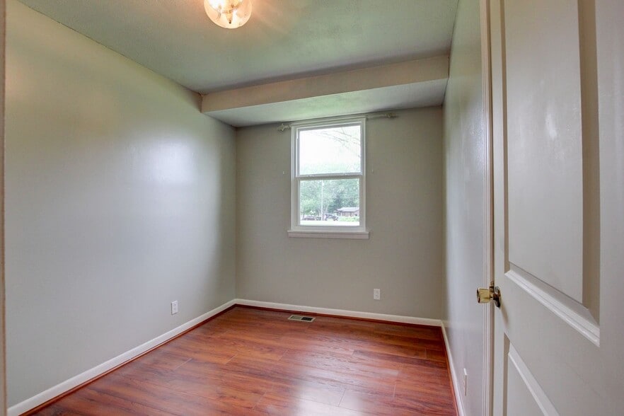 Building Photo - 729 Welsey Dr