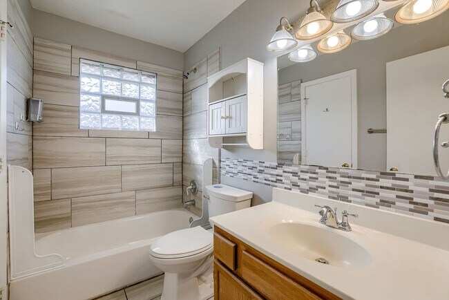 Building Photo - Conveniently Located 3 Bedroom Bellevue Home!!