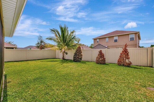 Building Photo - 5700 NW Pine Trail Cir