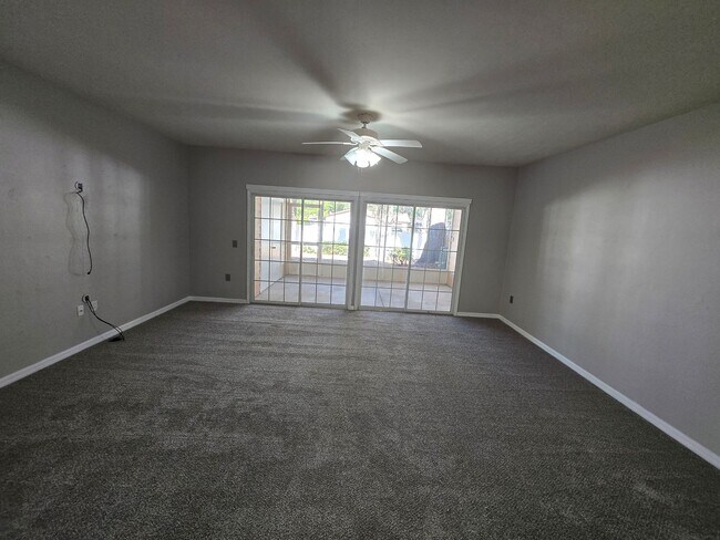 Building Photo - 2 Bed / 2.5 Bath Townhome with Upstairs Office/Sitting Area – Eagle Trace