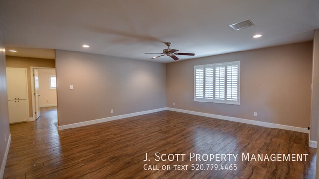 Building Photo - 9059 N Arroya Vista Dr