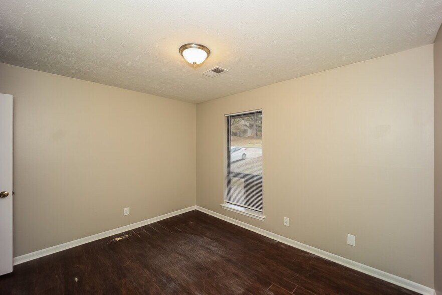 Building Photo - 596 Post Oak Rd